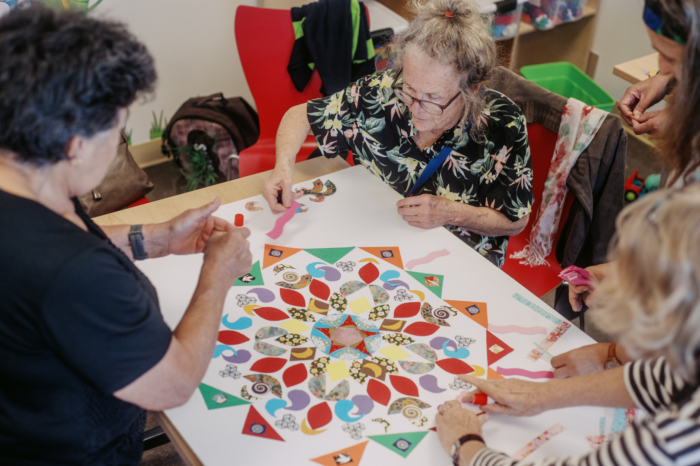 Création d'un mandala collectif à l'organisme ARTTRAM (Photo: Anthony Nadon)