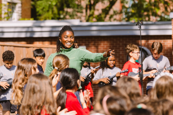 Sarahmée et les élèves de l'école Saint-Joseph (Photo: Gabriel Fournier)