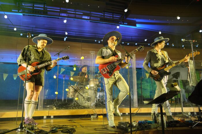 Bleu Jeans Bleu interprète la Chanson à l'école 2026