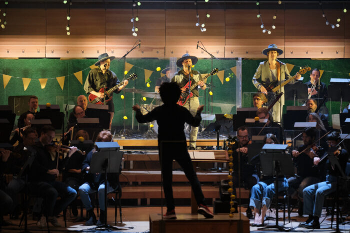 Le groupe Bleu Jeans Bleu performe la Chanson à l'école sous la direction de Rafael Payare de l’Orchestre symphonique de Montréal